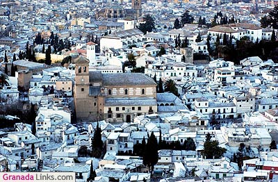 Albaicn nevado. En el centro, iglesia del Salvador (27-1-2005)
Granada