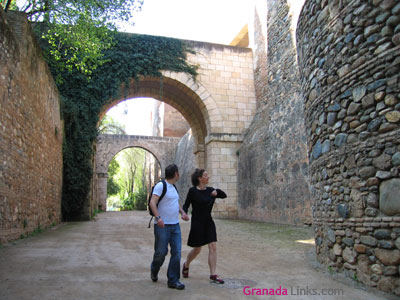 Puente de acceso entre la Alhambra y el Generalife desde la Cuesta de los Chinos
Granada